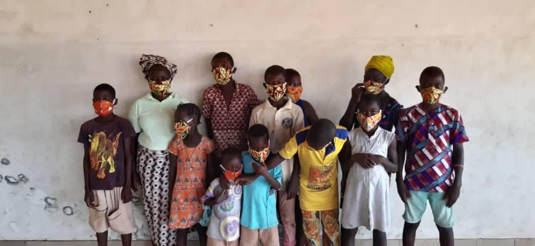 enfants benin masques
